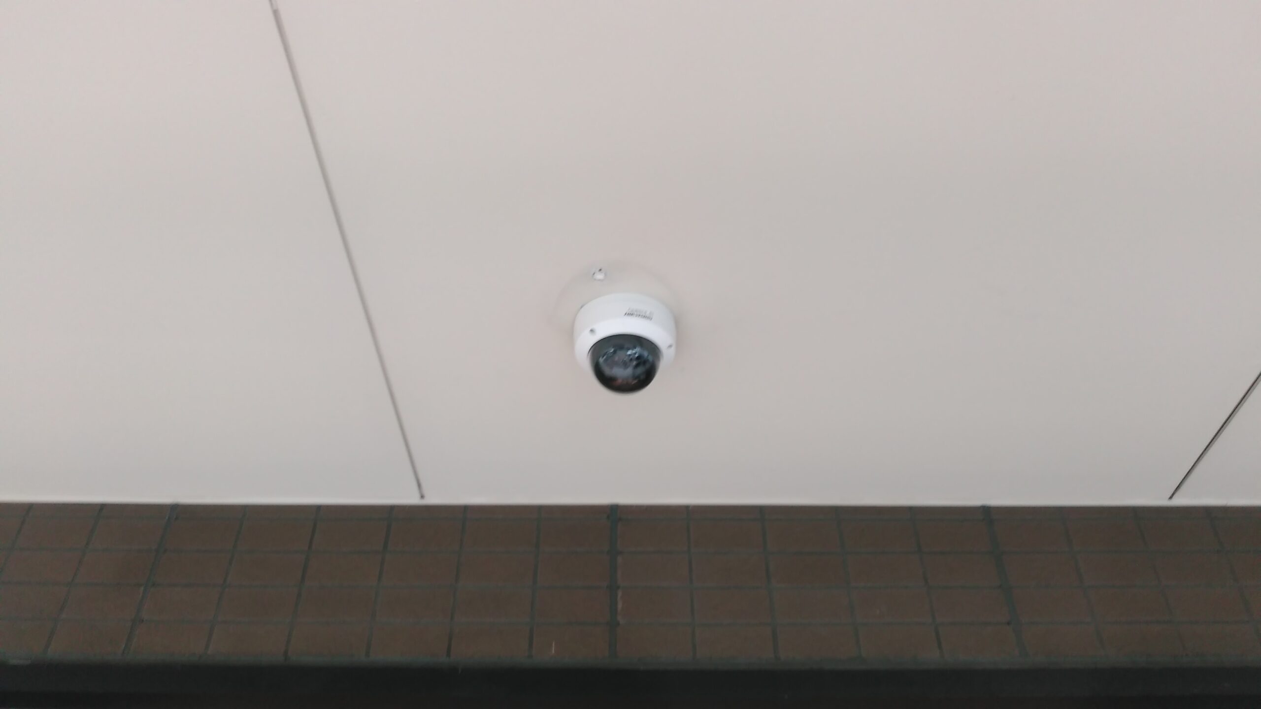 天井　設置　防犯カメラ　監視カメラ