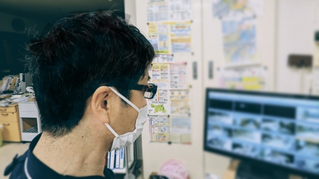 映像確認作業をする人
